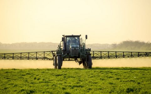 Traktor bringt Gifte aus