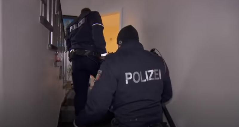 Polizei betritt Wohnung