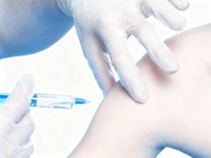 Spritze / Injektion in den den Oberarm